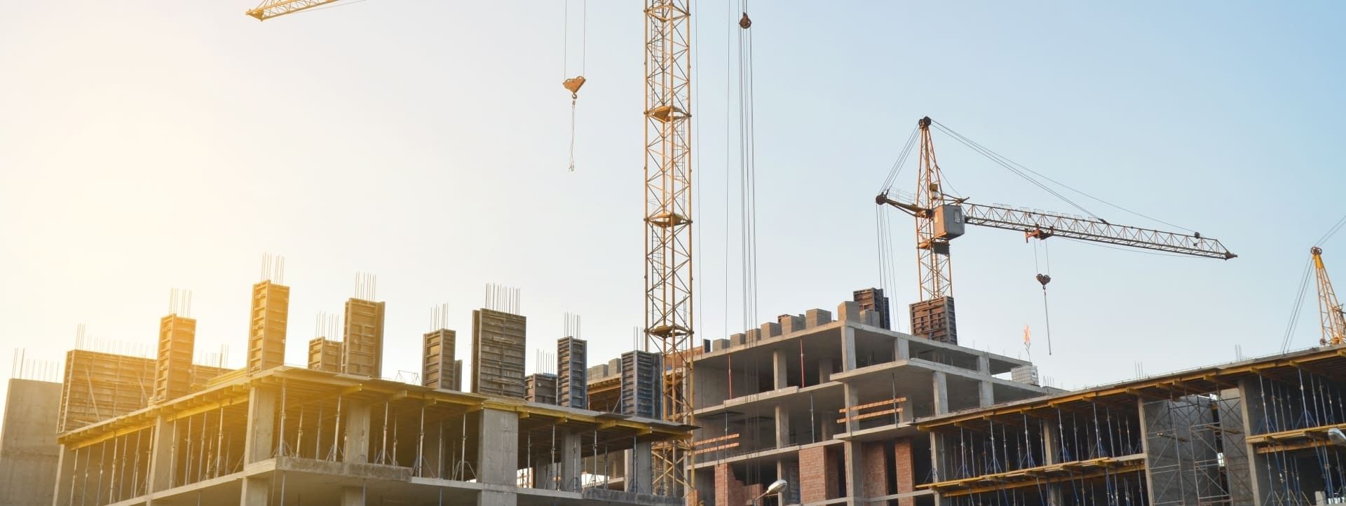 Ein Bauprojekt und mehrere Kräne im Einsatz